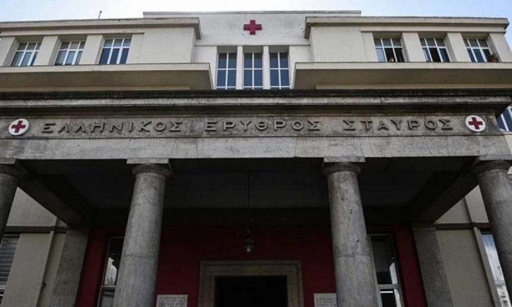 Λήξη συναγερμού στον «Ερυθρό Σταυρό»: Κατέβηκε η γυναίκα που απειλούσε να πέσει από την ταράτσα